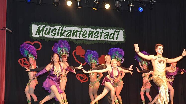 Die Tanzschule Gehde verführte mit Samba der Kulturen. Foto: K.- H. Hofmann