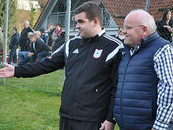 Die Männleins am Spielfeldrand: Andreas (l.) zeigt seinem Vater Alexander, dem Kreisehrenamts-Beauftragten des Spielkreises ER/PEG, woran es lag, dass Lada das Spitzenspiel nicht gewinnen konnte.  Foto: Leo Hühnlein