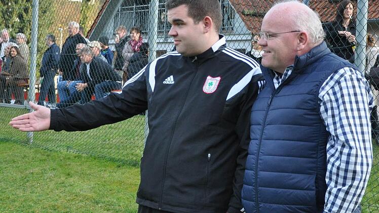 Die Männleins am Spielfeldrand: Andreas (l.) zeigt seinem Vater Alexander, dem Kreisehrenamts-Beauftragten des Spielkreises ER/PEG, woran es lag, dass Lada das Spitzenspiel nicht gewinnen konnte.  Foto: Leo Hühnlein