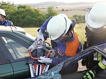 Probleme, Nachwuchskräfte zu finden, hat die Maßbacher Feuerwehr nicht. Hier beobachtet Ausbilder Michael Koch die beiden jugendlichen Wehrleute Marlene Gessner und Michael Müller bei ihrem Einsatz mit dem Spreizer während einer 24-Stunden-Übung. Foto: Daniel Wiener/Archiv