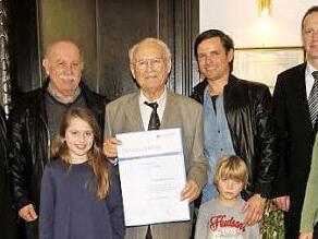 Bei der Übergabe der Urkunde der Handwerkskammer Unterfranken (von links): Sandra Reitz, Kreishandwerksmeister Hans-Georg Häfner, Fritz Müller, Matthias Müller, Bürgermeister Michael Ziegler sowie Sandra Müller. Im Vordergrund: Tochter Jella und Sohn Hannes.  Foto: gg