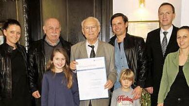 Bei der Übergabe der Urkunde der Handwerkskammer Unterfranken (von links): Sandra Reitz, Kreishandwerksmeister Hans-Georg Häfner, Fritz Müller, Matthias Müller, Bürgermeister Michael Ziegler sowie Sandra Müller. Im Vordergrund: Tochter Jella und Sohn Hannes.  Foto: gg
