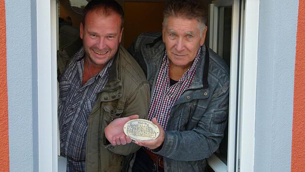 Judengasse 35: Udo Florsch&uuml;tz (links) und Werner Wei&szlig; haben nach der gelungen Sanierung gut lachen.
