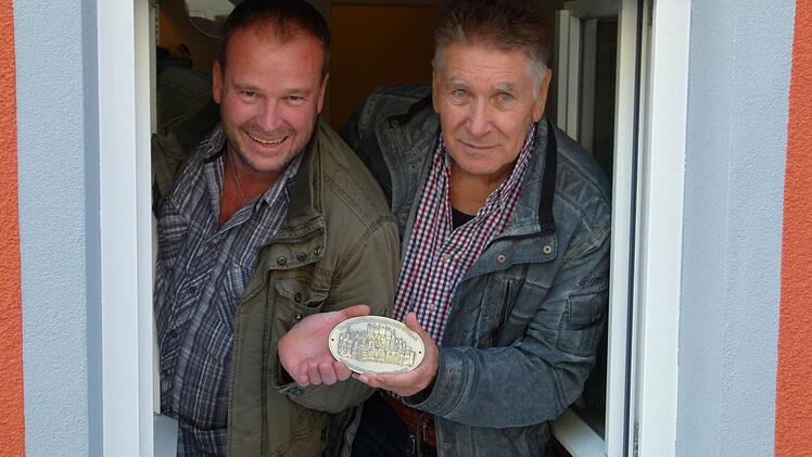 Judengasse 35: Udo Florschütz (links) und Werner Weiß haben nach der gelungen Sanierung gut lachen.