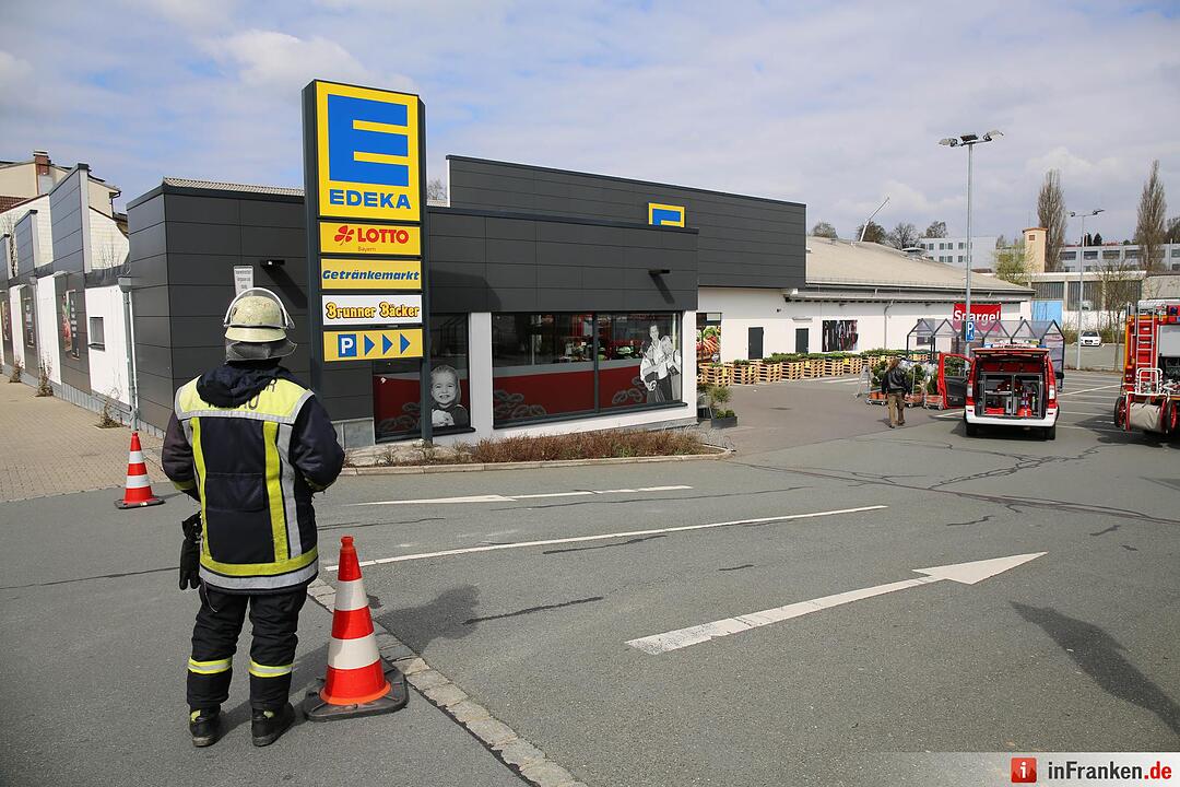 Feuerwehr evakuiert Supermarkt in Rehau