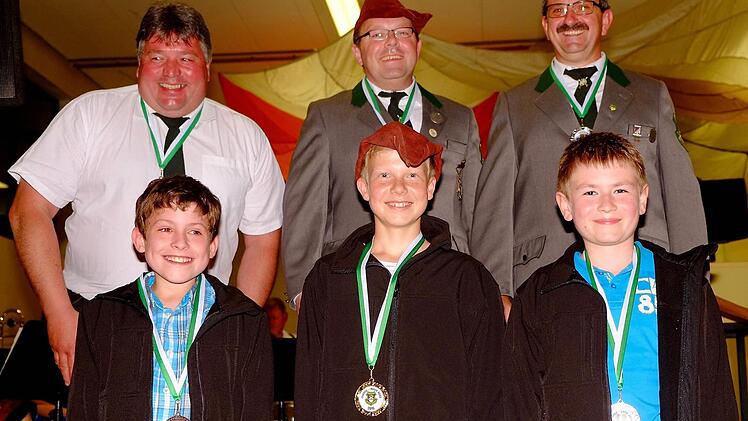 Hubert Winter (hinten Mitte) ist der Almrausch-Robin-Hood. Ihm folgen Wolfgang Hahn (hinten rechts) als "Little John" und Frank Martin als "Bruder Tuck". Bei der Jugend sind es Tizian Manger (vorn Mitte) als "Robin Hood", Elias Müller (vorn links) als "Little John" und Jonas Heim als "Bruder Tuck". Foto: Gerd Schaar