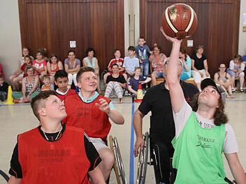 Die Dorfrocker Phillip (rechts) und Tobias (Zweiter von links) versuchten sich bei der Lebenshilfe in Sylbach als Rollstuhlbasketballer. Foto: Ralf Naumann