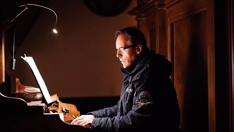 Klaus Wieber an der Orgel. Foto: Dr. Jürgen Hofmann
