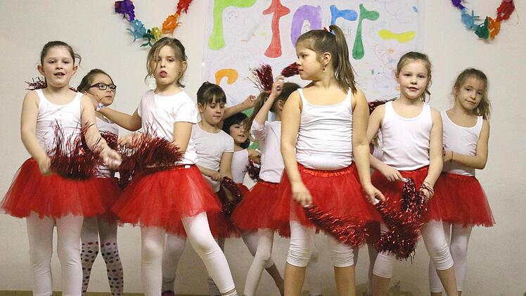 Die kleinen "Jazz-Dance"-Damen hatten bei ihrem Auftritt auch sehr viel Spaß - ebenso wie die Närrinnen und Narren im Saal.11"Wir sind der Meinung, dass war Spitze". Stimmungsraketen gab es für die zweite Gruppe der Rapid "Jazz-Dance".1213Was? So jung und selber schon Nachwuchs? Martin(a) Wasser als Ilse.14