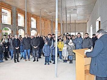 Eine Vielzahl am Bau Beteiligter sowie Bürgerinnen und Bürger hatten sich zur Grundsteinlegung im Bürgerhaus eingefunden.  Foto: Thomas Micheel