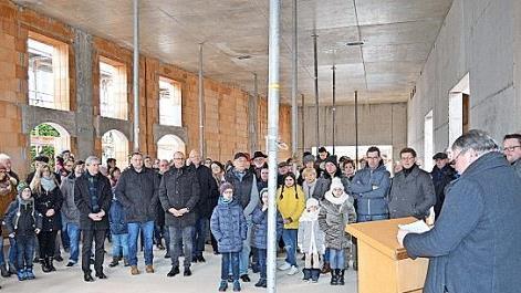 Eine Vielzahl am Bau Beteiligter sowie Bürgerinnen und Bürger hatten sich zur Grundsteinlegung im Bürgerhaus eingefunden.  Foto: Thomas Micheel