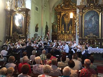 Die Trachtenkapelle Hilders begeisterte bei einem Konzert auf dem Kreuzberg. Foto: Regina Rinke