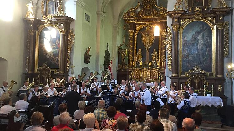 Die Trachtenkapelle Hilders begeisterte bei einem Konzert auf dem Kreuzberg. Foto: Regina Rinke