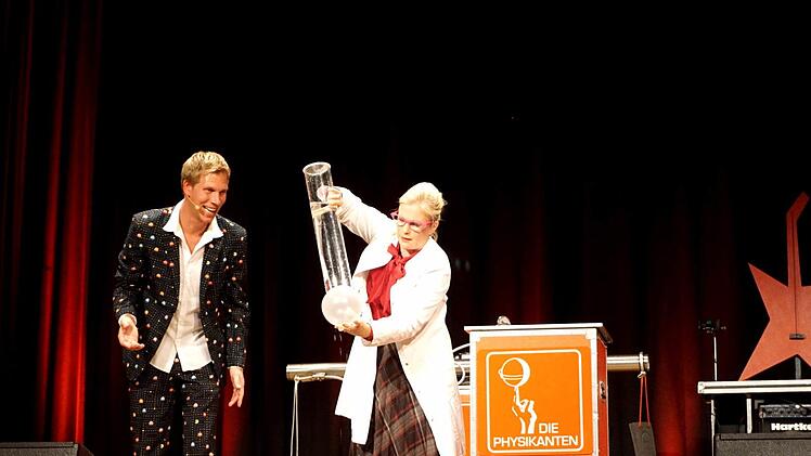 Eine  mit Wasser gefüllte Glasröhre wurde mit einem Luftballon verschlossen