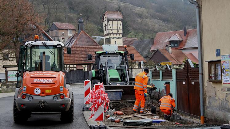 Die Gehwege Pflasterung  in der Ortsdurchfahrt Steinbach werden gepflastert.