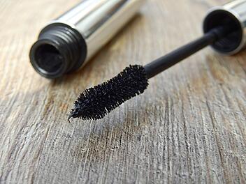 Mascara bei Öko-Test: Schadstoffe in beliebten Marken gefunden