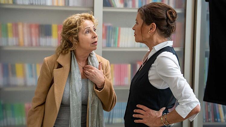 Ulla (Michaela May, links) kann nicht fassen, dass ihr Mann sie f&uuml;r eine Aff&auml;re mit ihrer Freundin Rita (Angela Roy) verlassen hat.