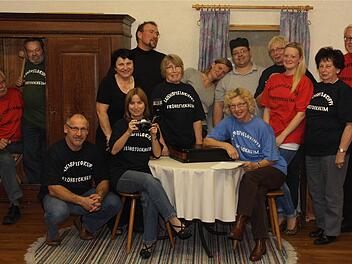 Die Laienspielgruppe Fröhstockheim hat Spaß auf der Bühne - und gibt diesen gern an die Zuschauer weiter. Foto: G. Bauer