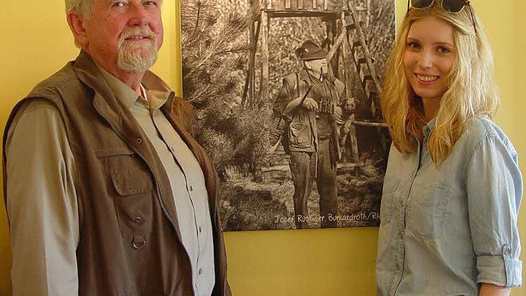 Lina Rüttiger und ihr Opa Josef Rüttiger vor dem Foto Beruf Jäger.  Foto: Brigitta Kempe-Wolf