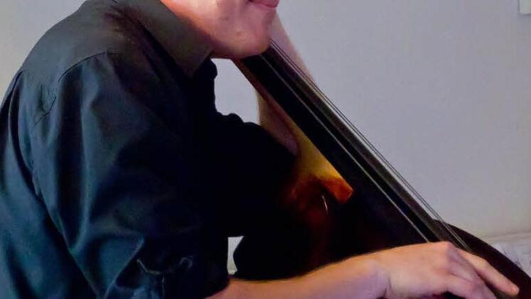 "Die Nostalgiker" gastierten in der "Destillerie Möbus" in Bad Rodach. Am Kontrabass: Christian ErnstFoto: Jochen Berger