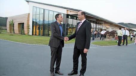 Staatssekretär Albert Füracker gratulierte Jungunternehmer Mario Münch zur Eröffnung seines zukunftsweisenden Firmenstandorts in Rugendorf. Fotos: Sonja Adam