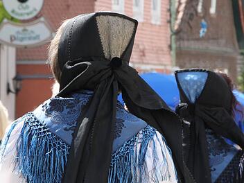 Diese Frauen aus Geroda trugen die Tracht der evangelischen Kirchgemeinde Geroda-Platz zur Eröffnung der Unterfränkischen Kulturtage in Bad Brückenau. Foto: Ulrike Müller