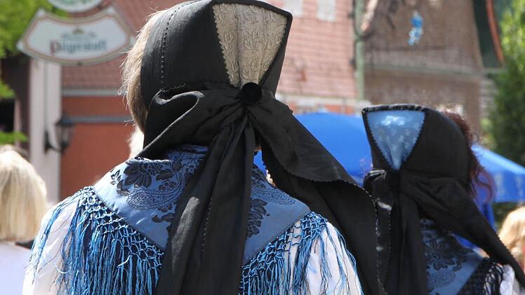 Diese Frauen aus Geroda trugen die Tracht der evangelischen Kirchgemeinde Geroda-Platz zur Eröffnung der Unterfränkischen Kulturtage in Bad Brückenau. Foto: Ulrike Müller