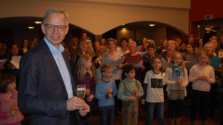 Überraschung gelungen: Mehr als hundert kleine und große Mitglieder der von Peter Stenglein geleiteten Chöre gratulierten dem Stadtkantor zum Doppeljubiläum. Foto: Oliver Schmidt