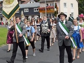 Sie bildeten die Spitze des Festzuges. Von links: Hans Jungkunz (Ehrenmitglied), Reinhold Wolf (Ehrenschützenmeister) und Hans Michel (Ehrenmitglied)  Foto: Karl-Heinz Hofmann