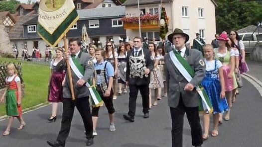 Sie bildeten die Spitze des Festzuges. Von links: Hans Jungkunz (Ehrenmitglied), Reinhold Wolf (Ehrenschützenmeister) und Hans Michel (Ehrenmitglied)  Foto: Karl-Heinz Hofmann