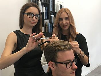 Chefin Janina Ehrenberg (rechts) setzt sich für  Julia Nigrezkul (links) ein. Foto: Ralf Ruppert