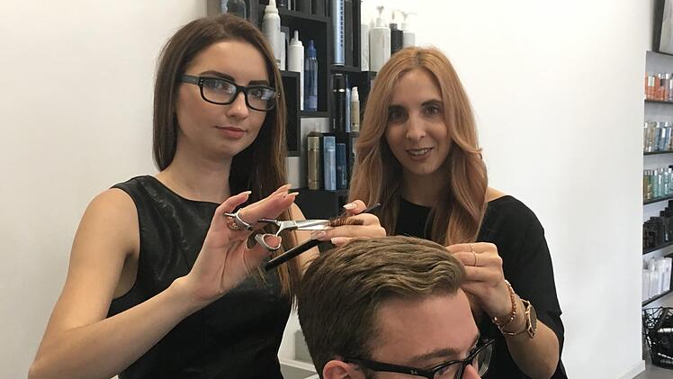 Chefin Janina Ehrenberg (rechts) setzt sich für  Julia Nigrezkul (links) ein. Foto: Ralf Ruppert