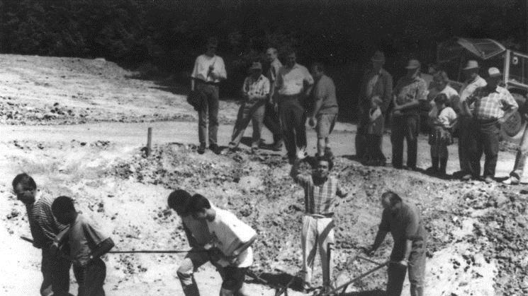 In den 90er Jahren galt die biologische Art der Abwasserklärung in einer Schilfkläranlage als sehr fortschrittlich, umweltschonend und zukunftsorientiert. Der damalige Königsberger Bürgermeister Kurt Sieber (Zweiter von rechts) schickte seinen seinerzeitigen Amtskollegen aus Zeil, Christoph Winkler (rechts), selbst in die Rille, um die Spuren für die Schilfbündel zu ziehen.Archiv/Gerold Snater