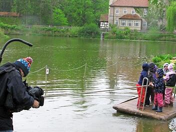 Die Kinder werden bei einer Flo&szlig;fahrt &uuml;ber den Schlossteich gefilmt. Auch am Kneippbecken wurden Aufnahmen gemacht.  Foto: Norbert Karbach