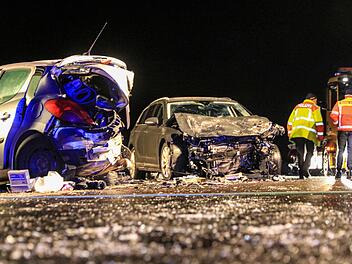 Am Dienstagabend ist es bei der starken Glätte zu einem tödlichen Unfall gekommen. Foto: NEWS5 / Merzbach