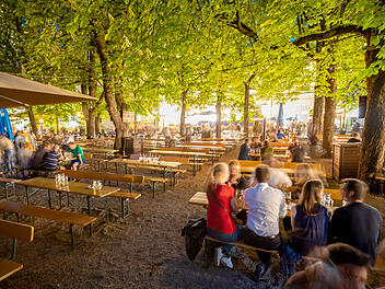 In den Biergarten darf man seine eigene Brotzeit mitbringen. Doch was zählt dazu?