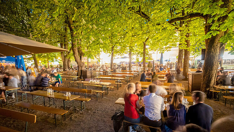 In den Biergarten darf man seine eigene Brotzeit mitbringen. Doch was zählt dazu?