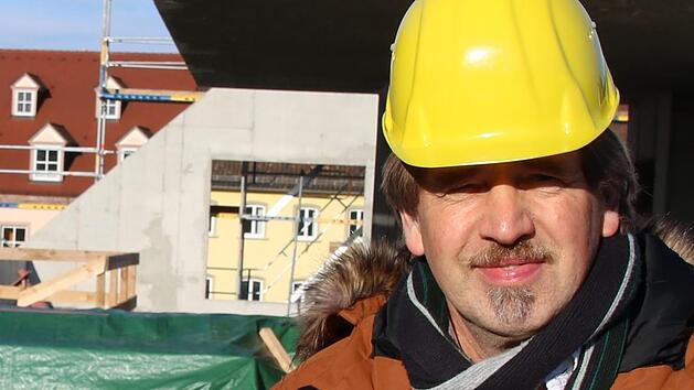 Stadtbaumeister Detlef Mohr begutachtete in dieser Woche den Fortschritt auf der Baustelle des Hammelburger B&uuml;rgerhauses. Aus seiner Sicht kann er seine Arbeit auch als Ungeimpfter in vollem Umfang erf&uuml;llen, einige Stadtr&auml;te sehen das anders.