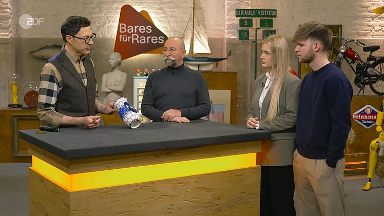 "Die ist aber schön gemacht", bewunderte Horst Lichter in der Freitagsausgabe seiner ZDF-Trödelshow eine Vase. Experte Colmar Schulte-Goltz (links) stimmte zu: "Die Farben finde ich total spannend."