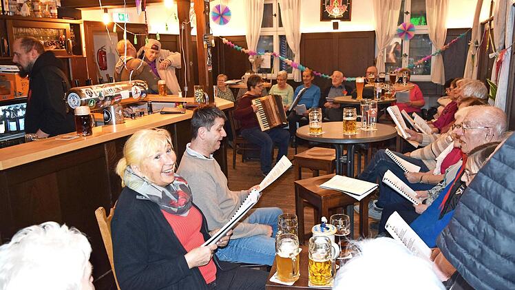 Freitagabend werden im T&ouml;pfla Volkslieder gesungen.