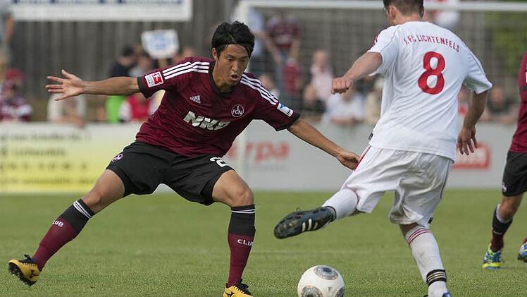 Wie ein Handball-Torwart baut sich der Nürnberger Mu Kanazaki vor dem Lichtenfelser Pascal Graf auf.