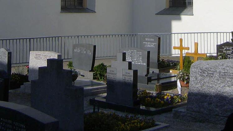 Teile des Friedhofs sind bereits von einem Edelstahlzaun umgeben. Foto: Petra Malbrich