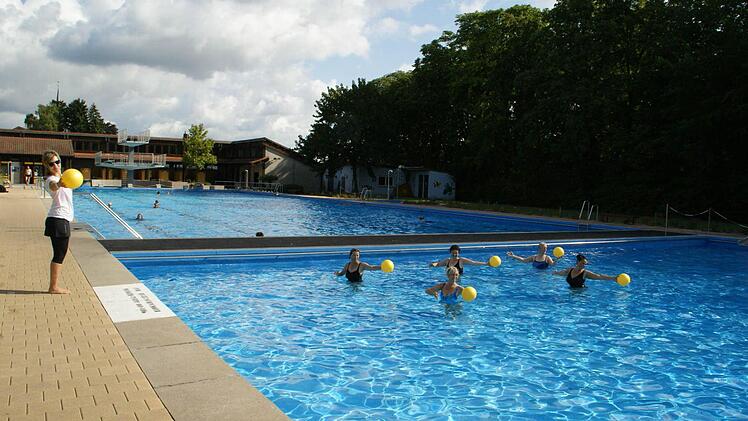 Der Zuschauer von außen erkennt nur im Blick auf Sonja Förtsch die Details der Übungen, die die Damen im Wasser vollführen.