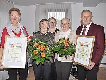 Glückwünsche gab es vom Vorsitzenden Valentin Schaub (rechts) und der Kreisgeschäftsführerin Elisabeth Paulus (hinten) an die Jubilare Emmi Engel und Julia Schlotthauer (v.l.).  Foto: Roland Meister