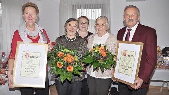 Glückwünsche gab es vom Vorsitzenden Valentin Schaub (rechts) und der Kreisgeschäftsführerin Elisabeth Paulus (hinten) an die Jubilare Emmi Engel und Julia Schlotthauer (v.l.).  Foto: Roland Meister