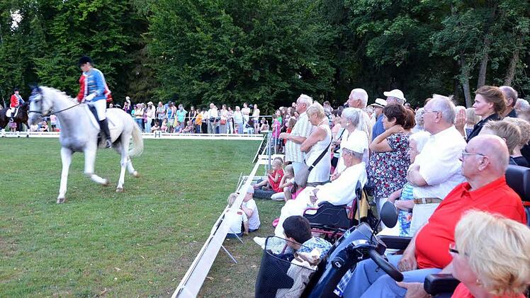 Bei der Quadrille des Reitervereins im Luitpoldpark.  Foto: Peter Rauch