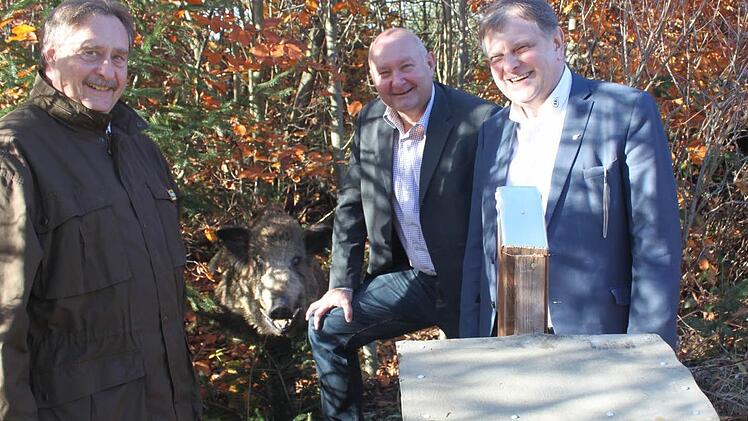 Ein Wildschwein, eingerahmt von den Sponsoren Bernd Hörauf (links) und Carl-August Heinz (rechts) sowie Bürgermeister Peter Ebertsch (Zweiter von rechts)  Foto: Veronika Schadeck