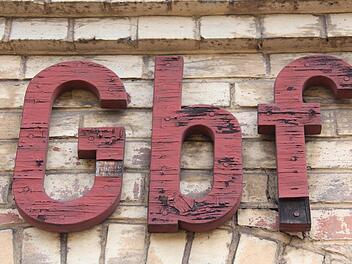 "Gbf" stand früher für Güterbahnhof. In Zukunft könnten die drei Buchstaben für Gründerbahnhof stehen - zumindest in Coburg, und wenn die Stadt mit ihrer Bewerbung ums digitale Gründerzentrum Erfolg hat. Foto: Simone Bastian