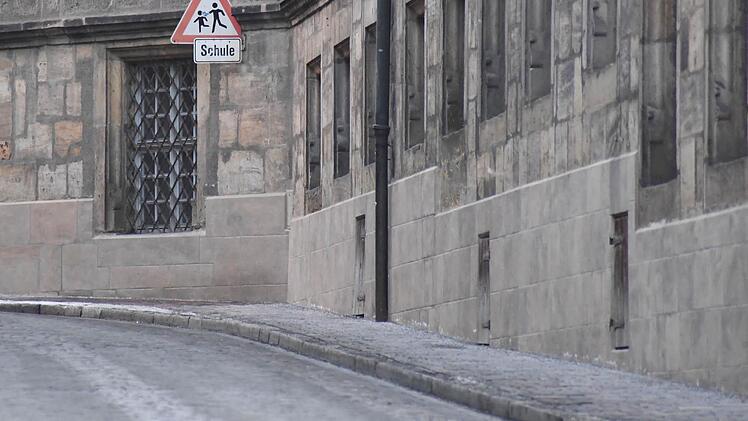 An der Außenfassade der Neuen Residenz wird ein Salzspeicherputz getestet.  Foto: Ronald Rinklef
