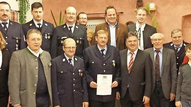 Zwei langj&auml;hrige Aktive wurden bei der Freiwilligen Feuerwehr Oberdornlach f&uuml;r ihren Einsatz ausgezeichnet. Hinten, von links: Vorsitzender Heinz Schmidt, Kreisbrandinspektor Thomas Limmer, Kreisbrandmeister J&uuml;rgen Hochgesang, Ortssprecher J&uuml;rgen Kolinsky, sowie die Stadtr&auml;te Ingo Lehmann und Torsten Grampp; vorne, von links: Daniela Batzer von der Stadtverwaltung, Oberb&uuml;rgermeister Henry Schramm, Karl Grampp und Wolfgang Zapf, die das goldene Ehrenzeichen erhielten, Landrat Klaus Peter S&ouml;lln...